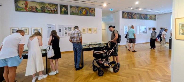 Besucher bei der Vernissage von "Es war einmal... Die Brüder Grimm und ihre Märchenwelt" Besucher bei der Vernissage von "Es war einmal... Die Brüder Grimm und ihre Märchenwelt"