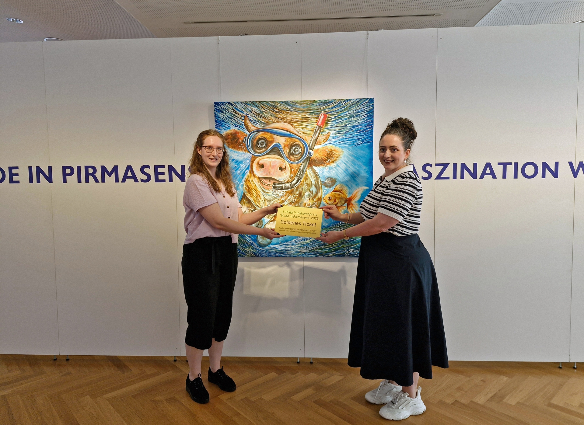 Platz 1 beim Publikumspreis: Marianne Bonert mit ihrem Kunstwerk „Hildegart macht blau“ (v. l.: Lara Winona Basso, Marianne Bonert) Platz 1 beim Publikumspreis: Marianne Bonert mit ihrem Kunstwerk „Hildegart macht blau“ (v. l.: Lara Winona Basso, Marianne Bonert)