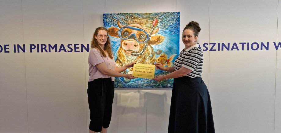 Platz 1 beim Publikumspreis: Marianne Bonert mit ihrem Kunstwerk „Hildegart macht blau“ (v. l.: Lara Winona Basso, Marianne Bonert) Platz 1 beim Publikumspreis: Marianne Bonert mit ihrem Kunstwerk „Hildegart macht blau“ (v. l.: Lara Winona Basso, Marianne Bonert)