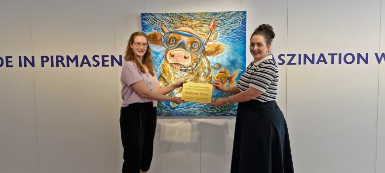 Platz 1 beim Publikumspreis: Marianne Bonert mit ihrem Kunstwerk „Hildegart macht blau“ (v. l.: Lara Winona Basso, Marianne Bonert)