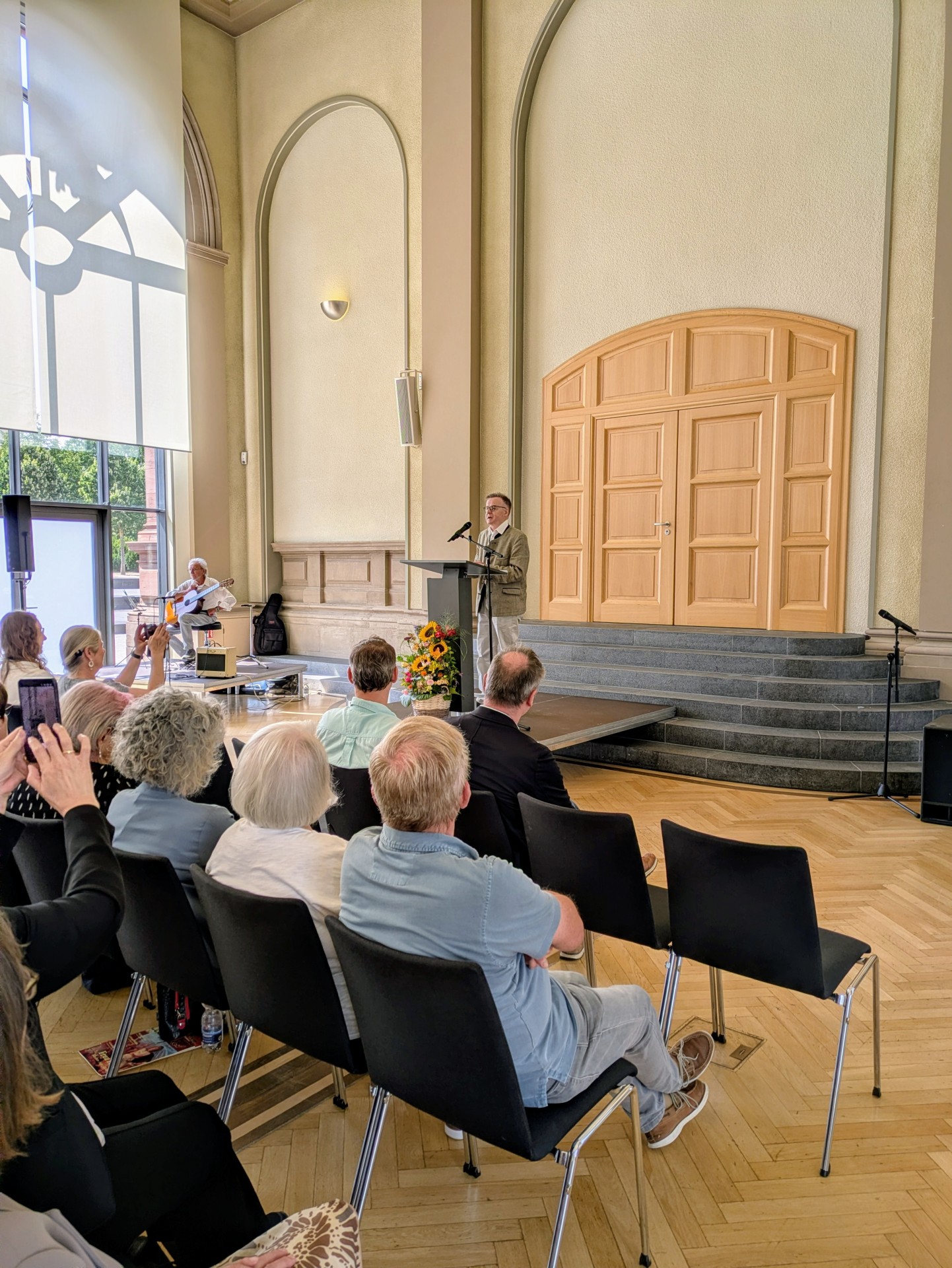 Herr Lauer von der Brüder Grimm Gesellschaft führt in die Ausstellung ein Herr Lauer von der Brüder Grimm Gesellschaft führt in die Ausstellung ein