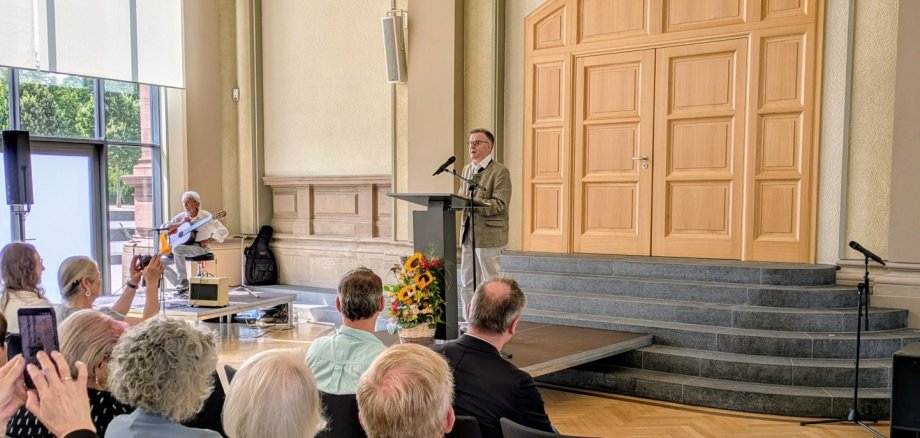 Herr Lauer von der Brüder Grimm Gesellschaft führt in die Ausstellung ein Herr Lauer von der Brüder Grimm Gesellschaft führt in die Ausstellung ein