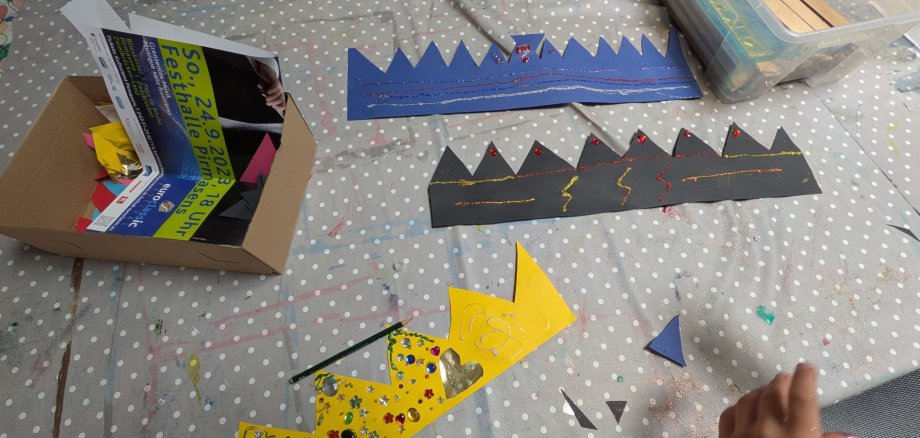 Passend zur Märchenausstellung bastelten die Kinder Kronen. Passend zur Märchenausstellung bastelten die Kinder Kronen.