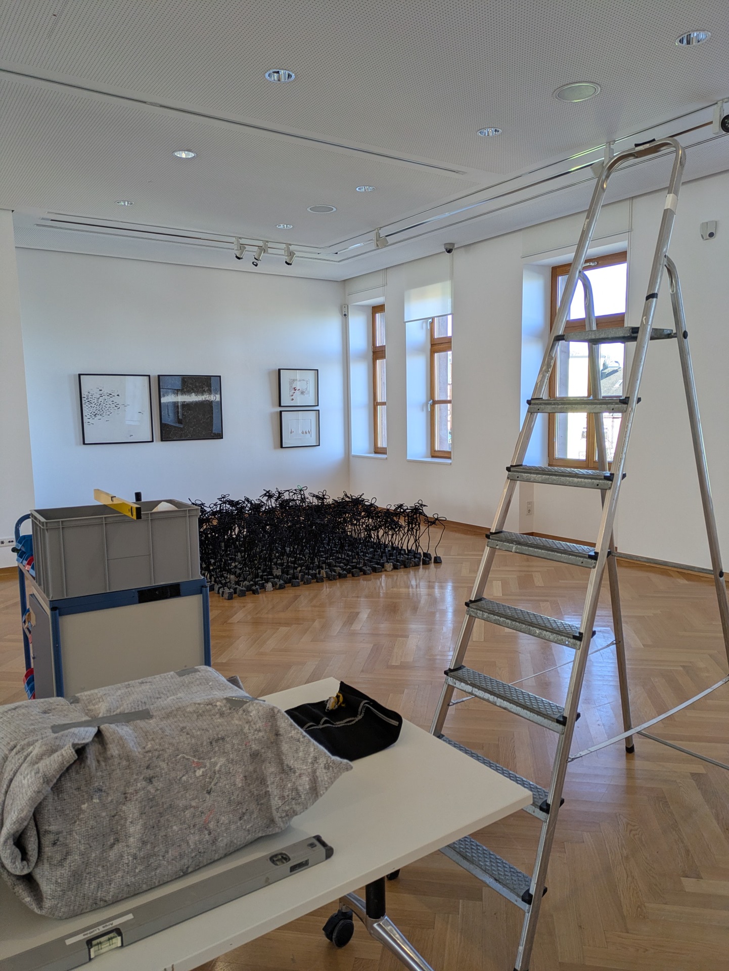 Aufbau zur Ausstellung "KUNST-STOFF" Aufbau zur Ausstellung "KUNST-STOFF"