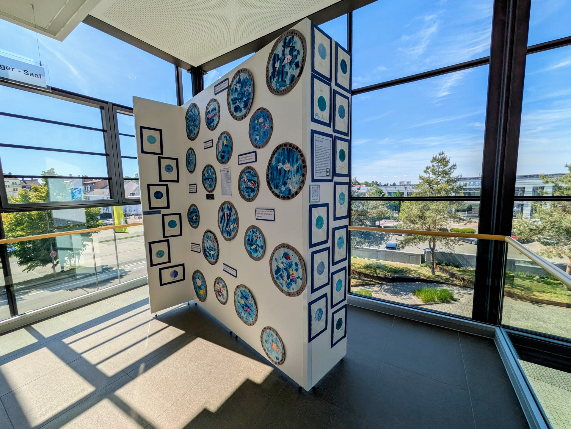 Teil der Ausstellung "Earth Day" der Montessori-Schule im Forum ALTE POST Teil der Ausstellung "Earth Day" der Montessori-Schule im Forum ALTE POST