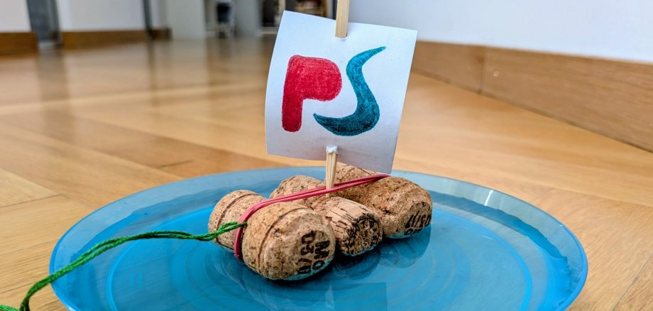 Schiff aus Korken mit PS-Logo Schiff aus Korken mit PS-Logo