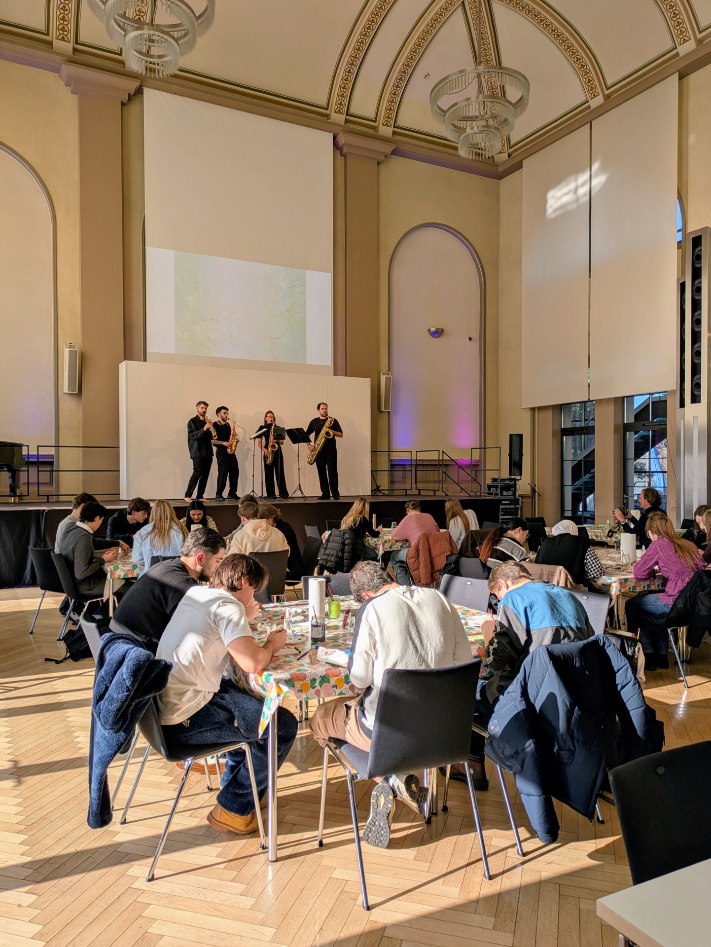 Hör Mal-Konzert mit dem Arcis Saxophon Quartett und einer Oberstufen-Klasse Hör Mal-Konzert mit dem Arcis Saxophon Quartett und einer Oberstufen-Klasse
