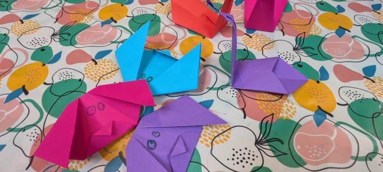 Gefaltete Origami-Tiere entstanden beim Ferientag in der Alten Post Gefaltete Origami-Tiere entstanden beim Ferientag in der Alten Post