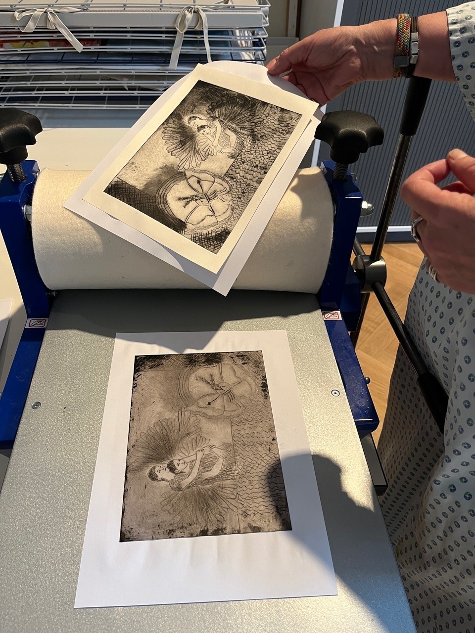Druckerpresse und Kunstwerk beim Workshop im Forum ALTE POST Druckerpresse und Kunstwerk beim Workshop im Forum ALTE POST