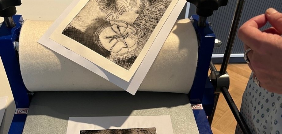 Druckerpresse und Kunstwerk beim Workshop im Forum ALTE POST