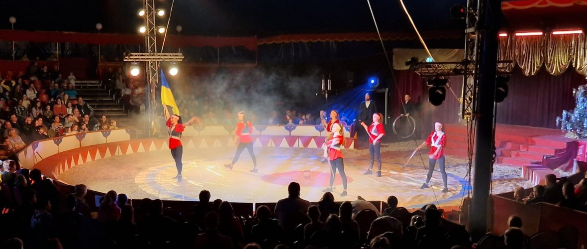 Blick in die Manege des Weihnachtscircus Blick in die Manege des Weihnachtscircus
