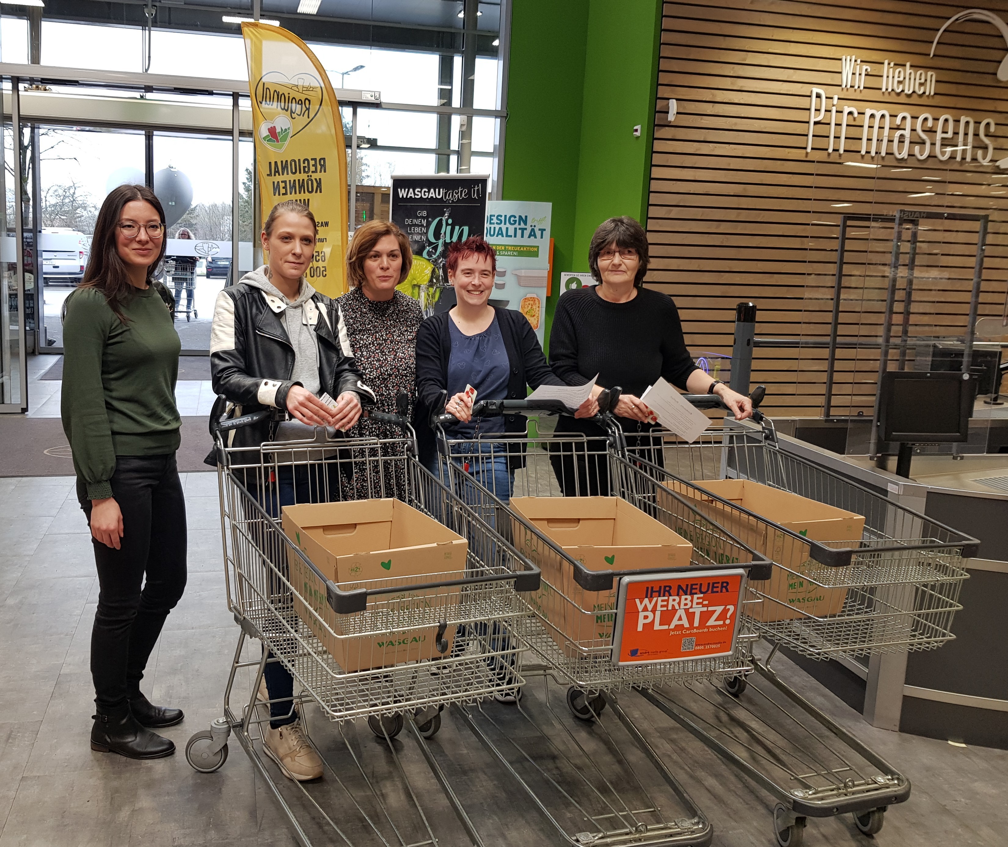 Freude über die erfolgreiche Einkaufsrallye Freuen sich über die erfolgreiche Einkaufsrallye: Momo Shimizu, Laura Lang, Nina Schneider, Pia Menges und Christine Belschner (von links)