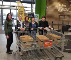 Freuen sich über die erfolgreiche Einkaufsrallye: Momo Shimizu, Laura Lang, Nina Schneider, Pia Menges und Christine Belschner (von links)  