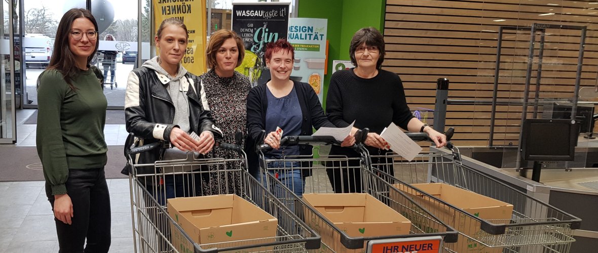 Freude über die erfolgreiche Einkaufsrallye Freuen sich über die erfolgreiche Einkaufsrallye: Momo Shimizu, Laura Lang, Nina Schneider, Pia Menges und Christine Belschner (von links)