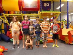 Kinder im Spielhaus