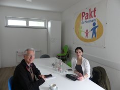 Erich Brück (links) im Interview mit Schlagzeilen-Reporterin Miral AbuSaeed