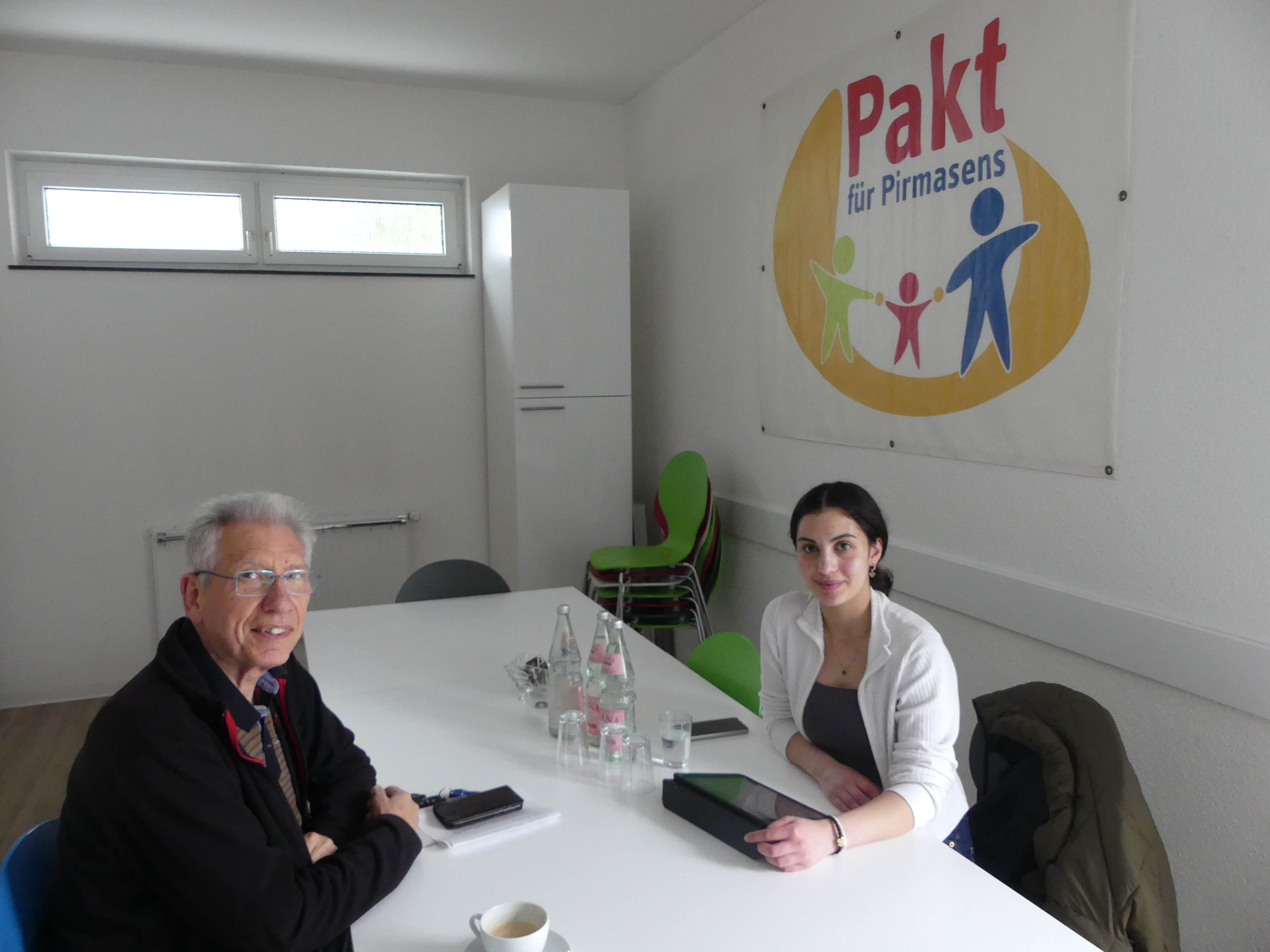 Erich Brück (links) im Interview mit Schlagzeilen-Reporterin Miral AbuSaeed Erich Brück (links) im Interview mit Schlagzeilen-Reporterin Miral AbuSaeed