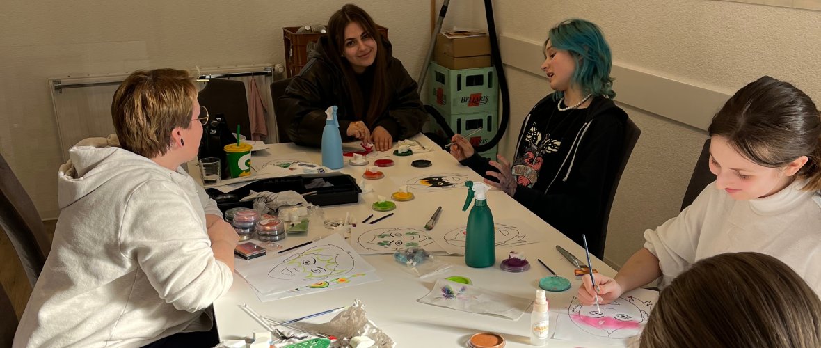 Beim Kinderschmink-Workshop Die Teilnehmerinnen beim Kinderschmink-Workshop
