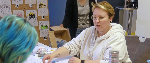 Claudia Boor beim Kinderschmink-Workshop Claudia Boor während des Workshops