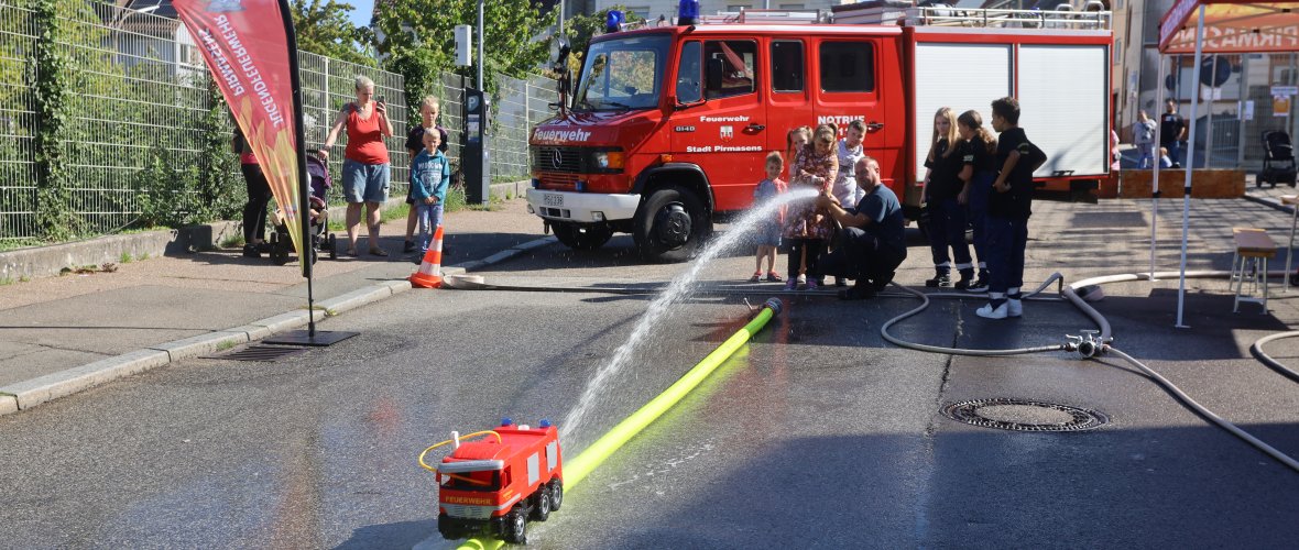 Der Stand der Jugendfeuerwehr beim Kinderspieltag Der Stand der Jugendfeuerwehr beim Kinderspieltag