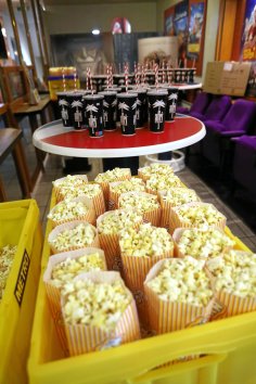 Popcorn und Getränke auf einem Tisch im Kino
