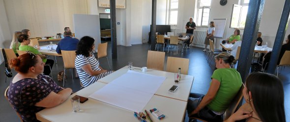 Die Teilnehmenden am Workshop mit Geraldine Schmid und Dieter Assel (im Hintergrund) Die Teilnehmenden am Workshop mit Geraldine Schmid und Dieter Assel (im Hintergrund)