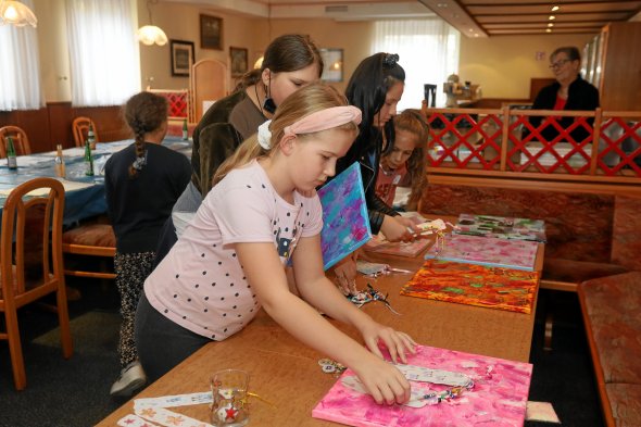 Kinder arbeiten an ihren Kunstwerken beim TVP Kinder sortieren ihre erstellen Kunstwerke beim TVP