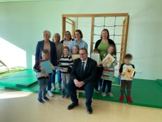 Oberbürgermeister Markus Zwick mit den neuen LeckerSchmeckerDetektiven
