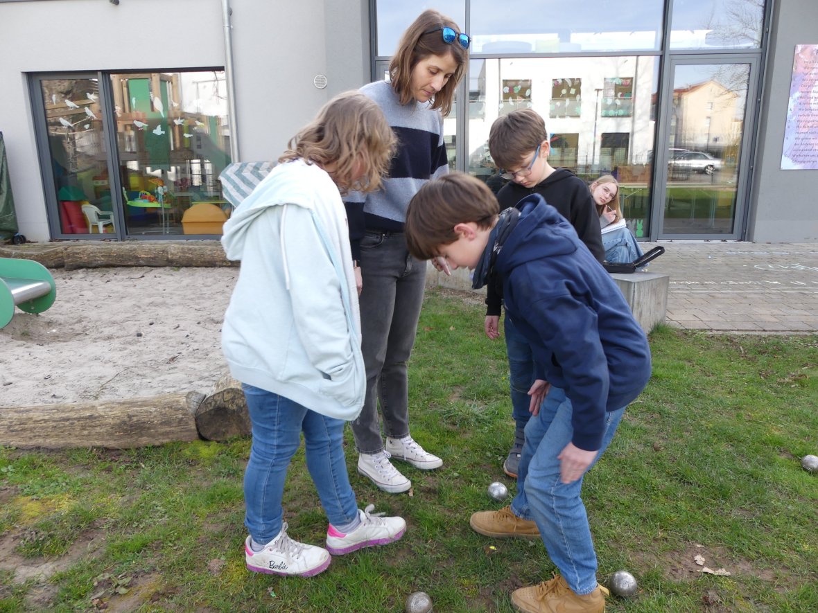 Beim Boule-Spiel im Leseclub Beim Boule-Spiel im Leseclub