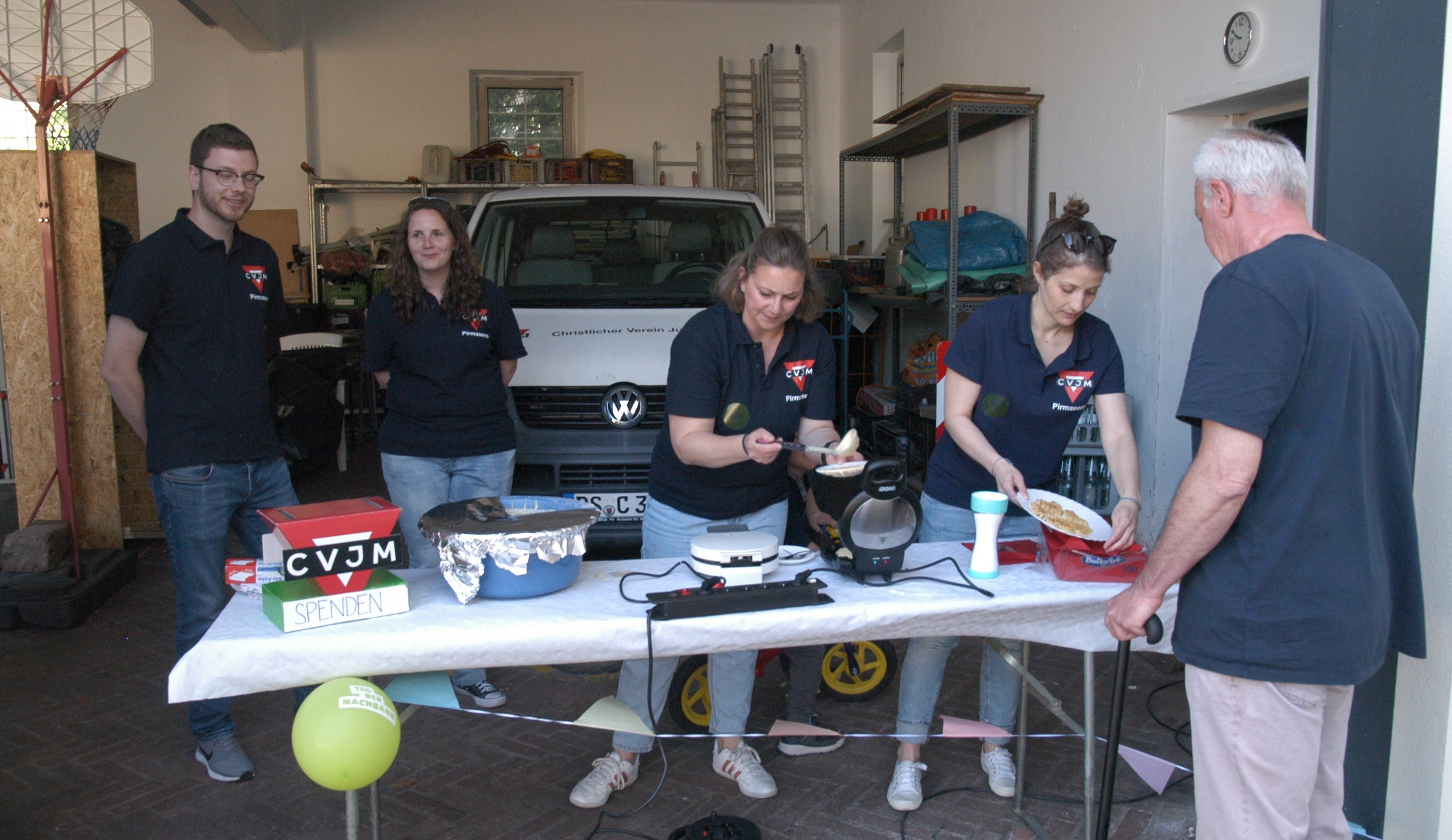 Der Vorstand des CVJM Pirmasens backt Waffeln für die Besucher Der Vorstand des CVJM Pirmasens backt Waffeln für die Besucher