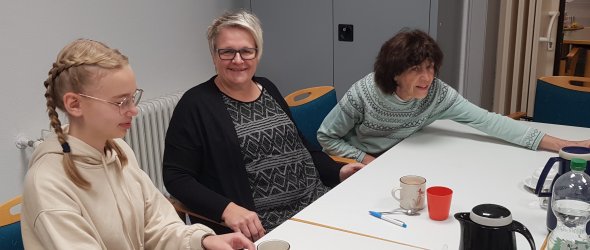 Bärbel Nelke (Mitte) und die ehrenamtliche Helferin Elke Käfer (rechts) mit Schlagzeilen-Reporterin Junia Bärbel Nelke (Mitte) und die ehrenamtliche Helferin Elke Käfer (rechts) mit Schlagzeilen-Reporterin Junia