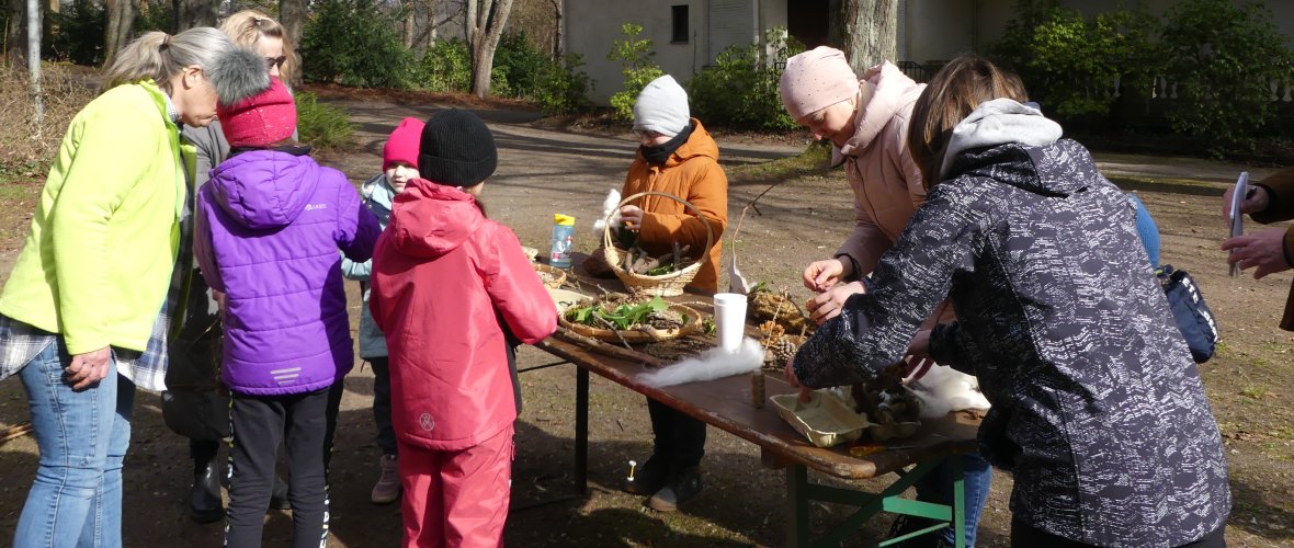 Kinder und Eltern basteln im Neufferpark Kinder und Eltern basteln im Neufferpark