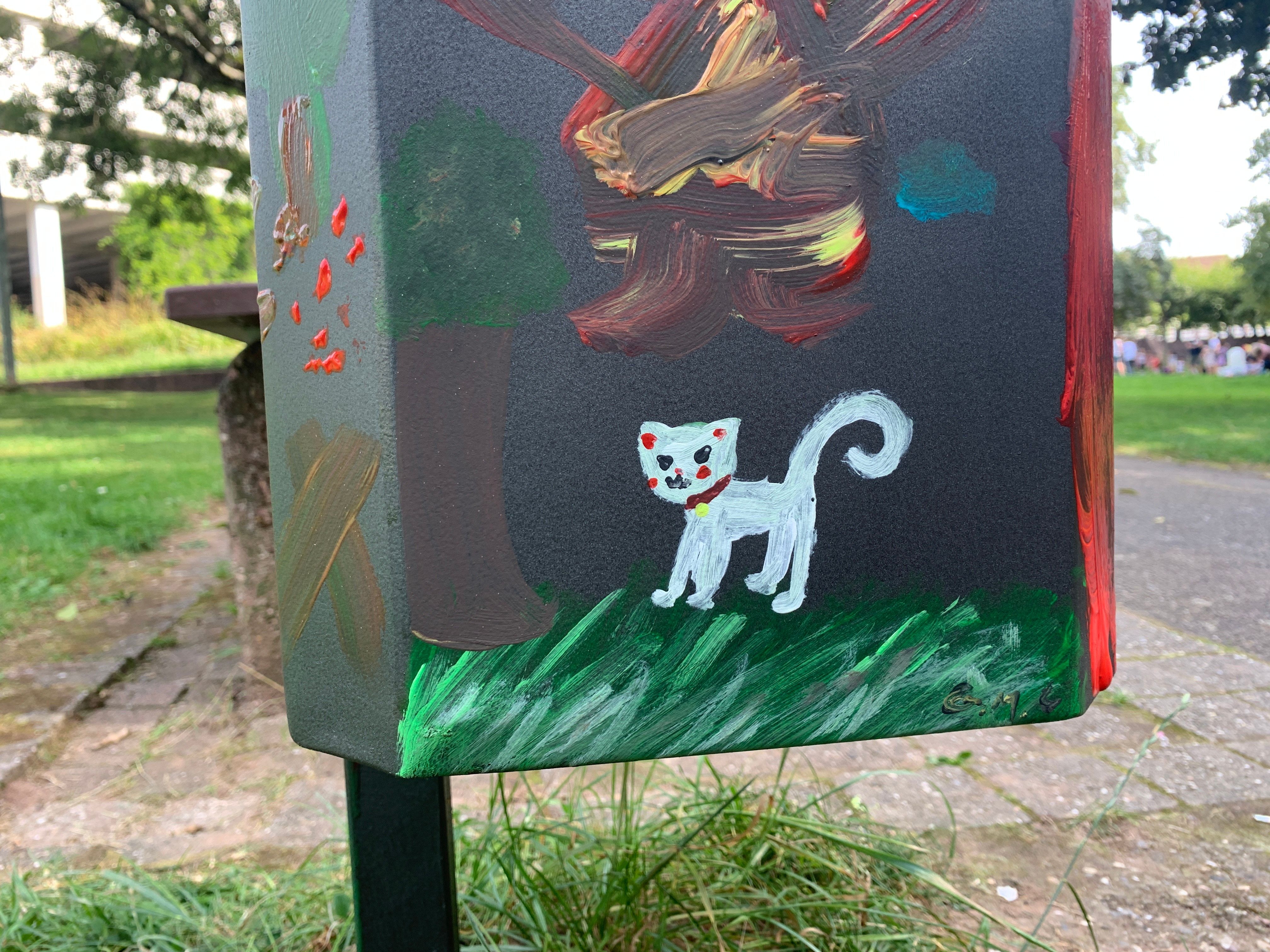 Gemalte Katze auf einem Mülleimer am Wedebrunnen Gemalte Katze auf einem Mülleimer am Wedebrunnen