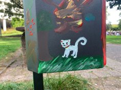 Gemalte Katze auf einem Mülleimer am Wedebrunnen