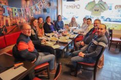 Das Schlagzeilen-Team sitzt an einem Tisch beim Imbiss Cairo Crêpes gemeinsam mit dem Besitzer