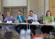 Oberbürgermeister Markus Zwick (mit Mikrofon) beim Runden Tisch des Pakts für Pirmasens, rechts daneben Pakt-Koordinatorin Martina Fuhrmann