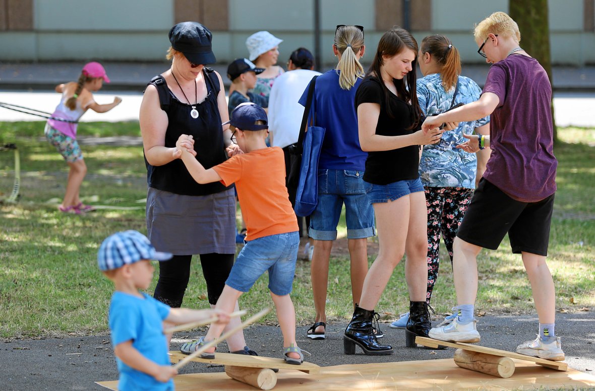 Beim School's out am Wedebrunnen Kinder balancieren beim School's out am Wedebrunnen