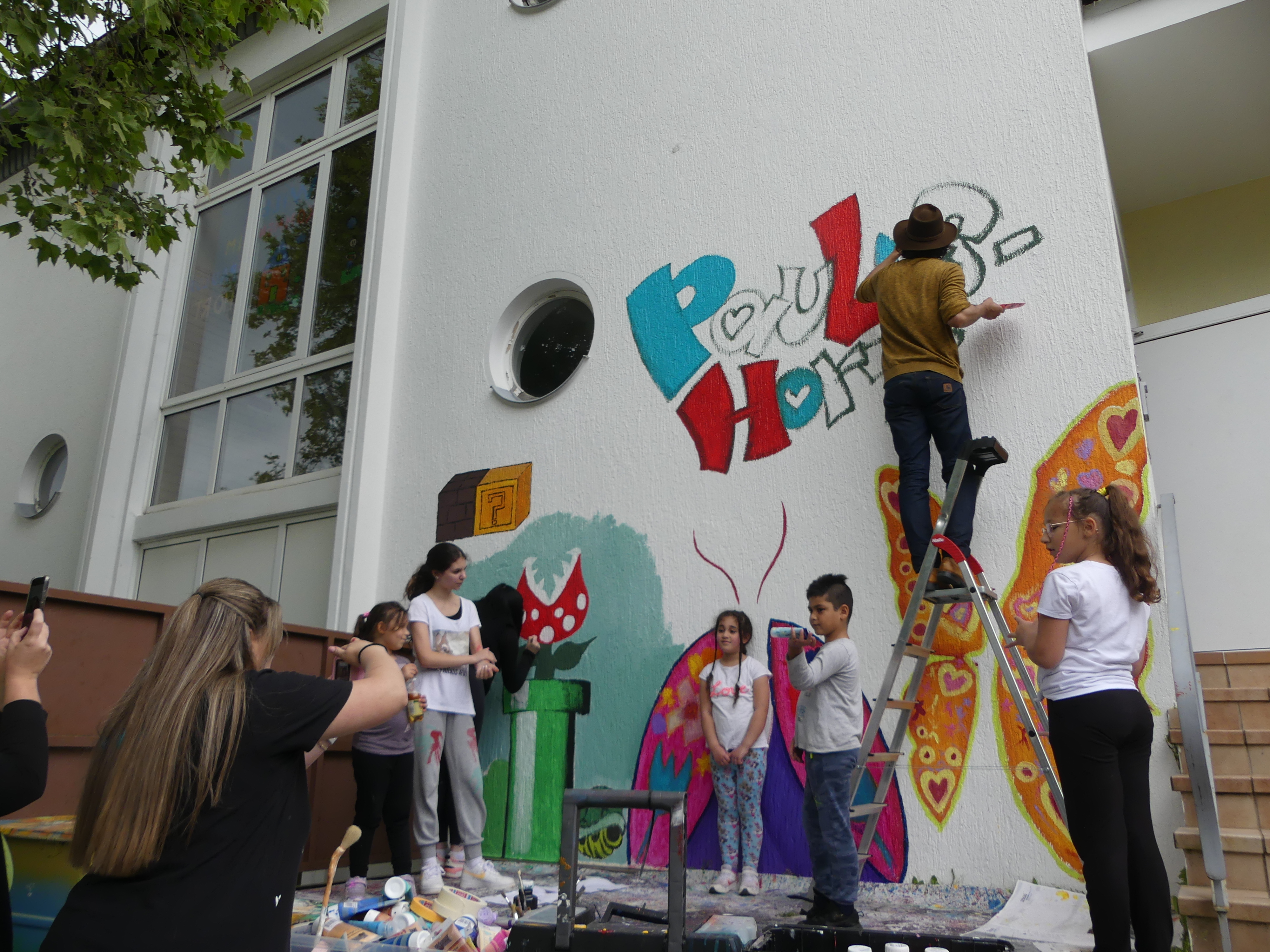 Kinder probieren den neuen Selfiepoint am Paulus-Hort aus Kinder probieren den neuen Selfiepoint am Paulus-Hort aus