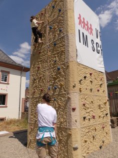 Hoch hinaus an der Kletterwand