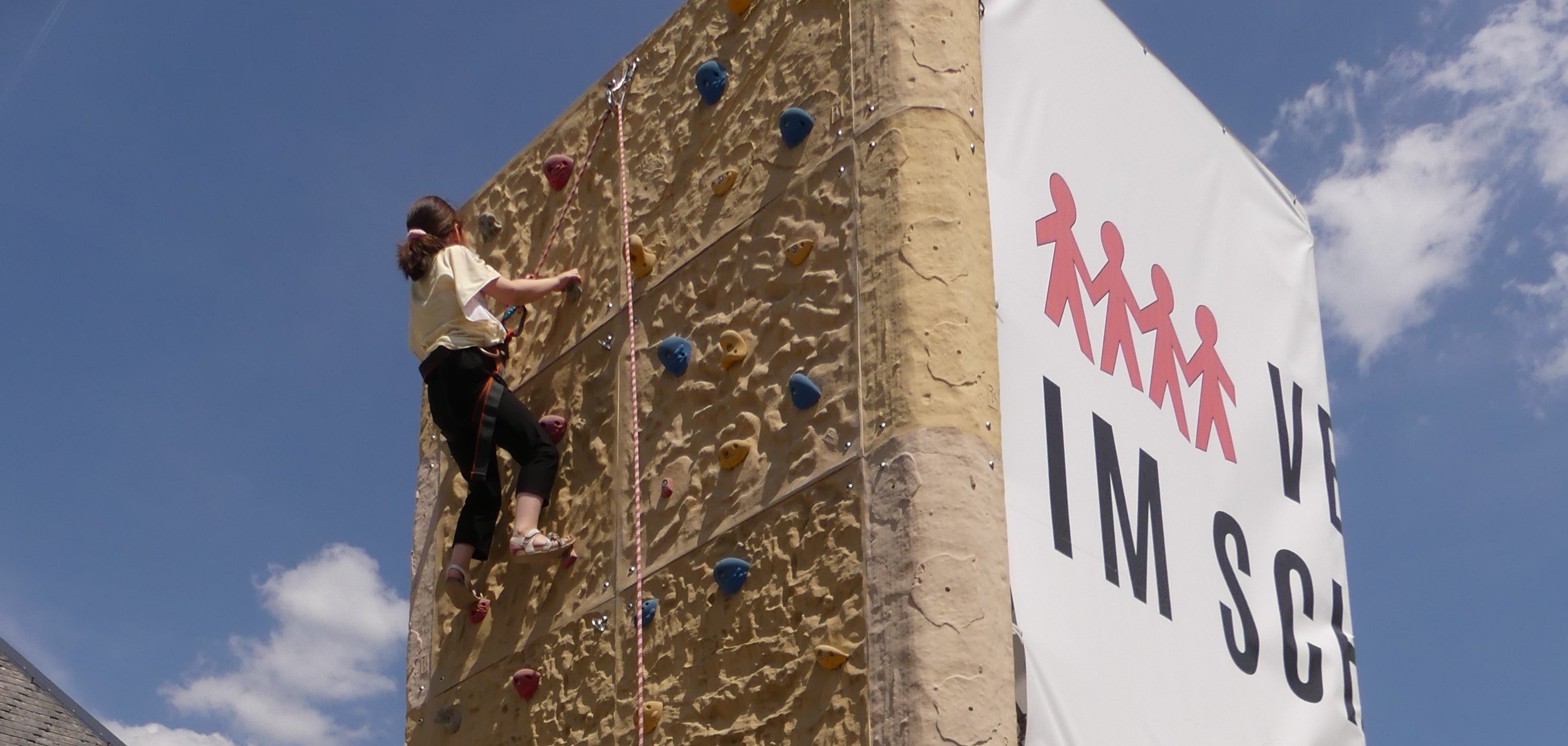 Hoch hinaus an der Kletterwand Hoch hinaus an der Kletterwand