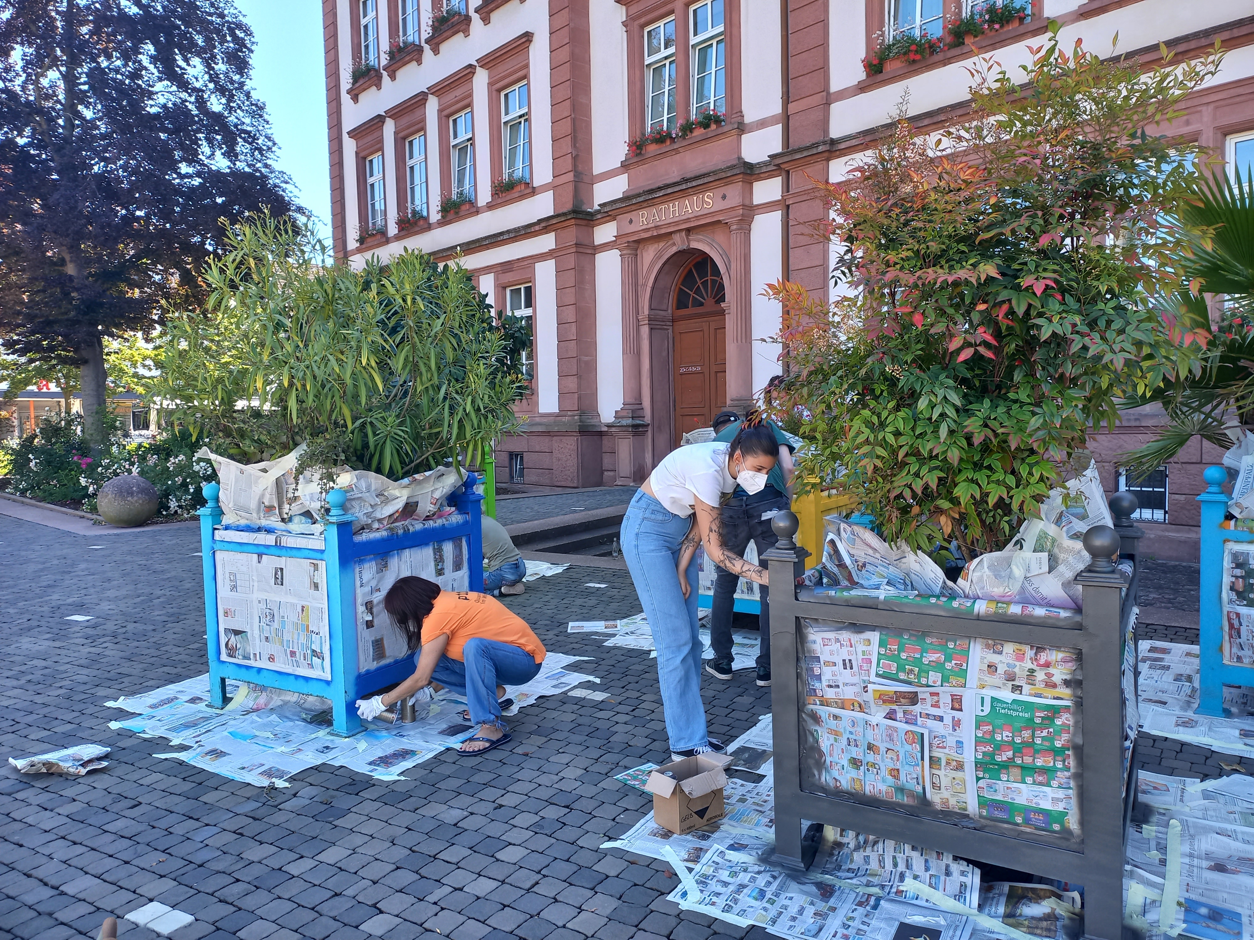Bunt besprayt werden die Blumenkübel am Exe Bunt besprayt werden die Blumenkübel am Exe