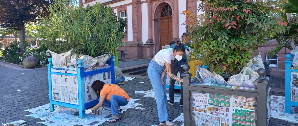 Bunt besprayt werden die Blumenkübel am Exe Bunt besprayt werden die Blumenkübel am Exe