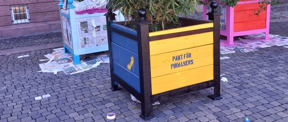 Der erste fertig besprayte Blumenkübel Der erste fertig besprayte Blumenkübel