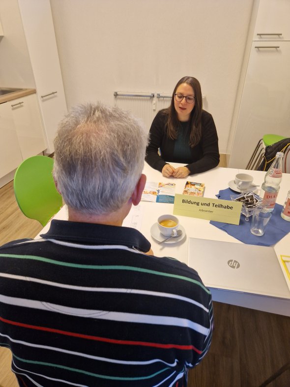 In der Sprechstunde gibt es Informationen zum Bildungs- und Teilhabepaket Beraterin zum Bildungs- und Teilhabepaket
