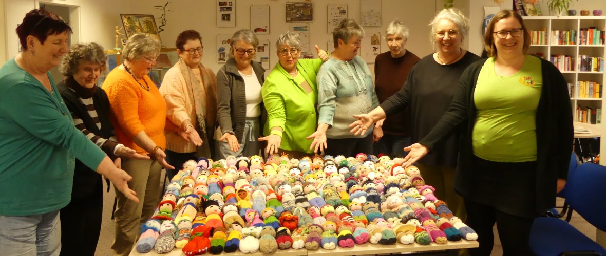 Teilnehmerinnen des Strickkreises und Pakt-Koordinatorin Martina Fuhrmann (ganz rechts) Teilnehmerinnen des Strickkreises und Pakt-Koordinatorin Martina Fuhrmann (ganz rechts)