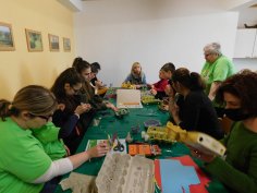 Die Eltern-Kind-Gruppe bastelt zu Ostern
