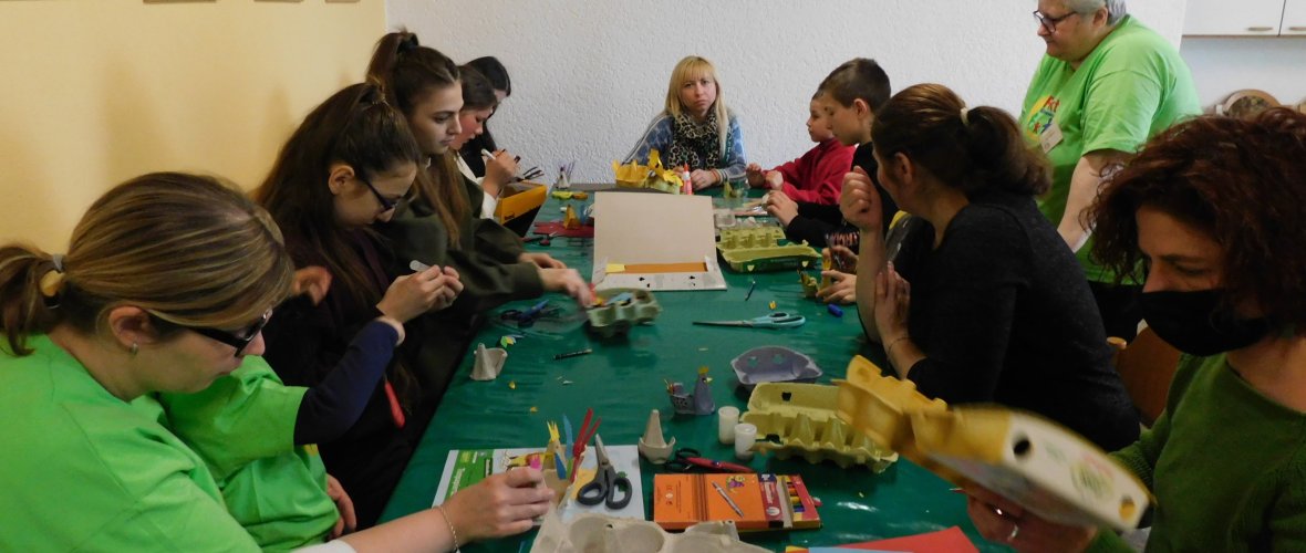 Die Eltern-Kind-Gruppe bastelt zu Ostern Die Eltern-Kind-Gruppe bastelt zu Ostern