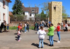 Besucher des Ukraine-Treffs im Hof des CVJM-Hauses
