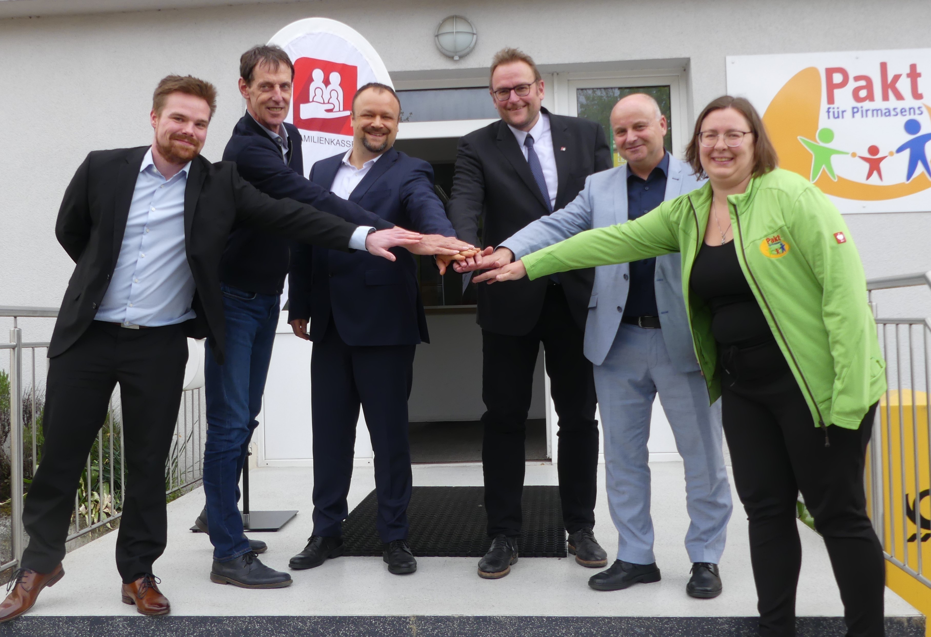 Kooperationspartner bei der Sprechstunde "Familienleistungen" Kooperationspartner bei der Sprechstunde "Familienleistungen" vor dem Pakt für Pirmasens-Büro