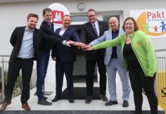 Kooperationspartner bei der Sprechstunde "Familienleistungen" vor dem Pakt für Pirmasens-Büro